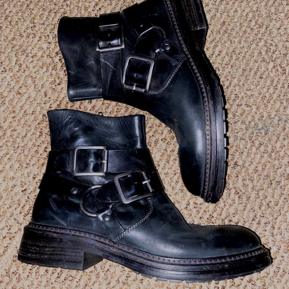 Buckled leather black heeled boots